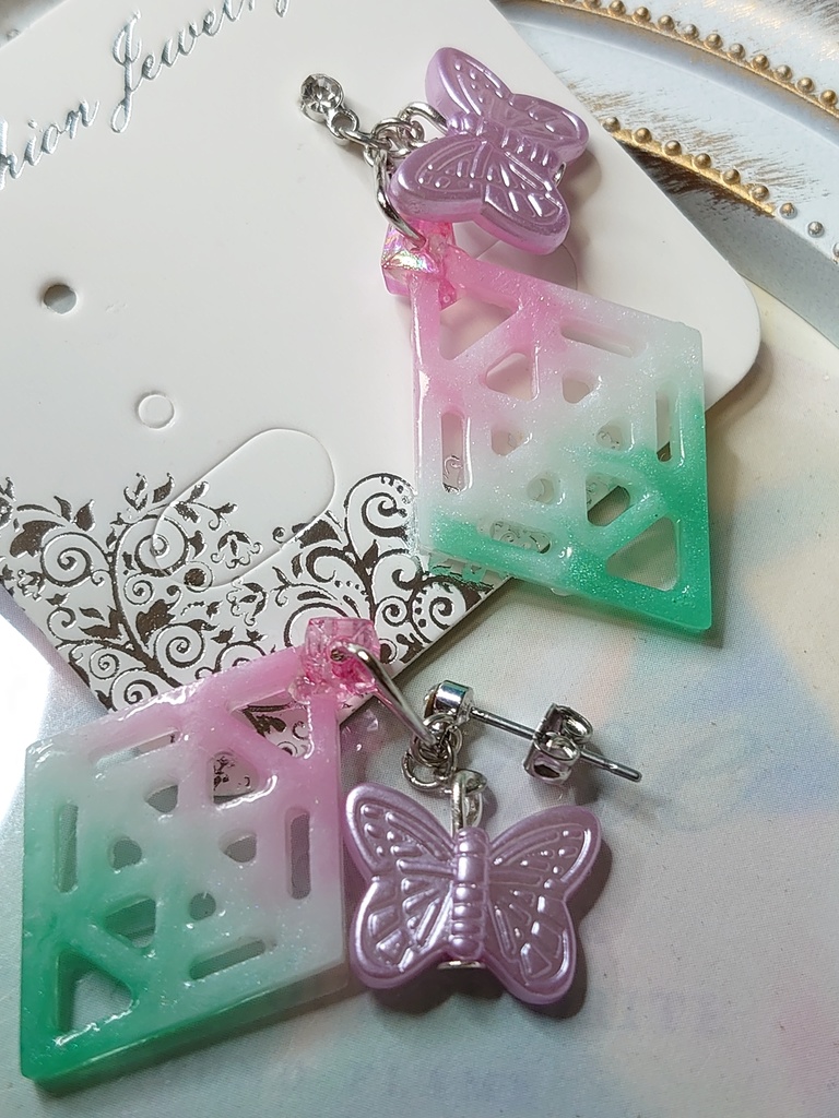 ひし形と蝶のピアス