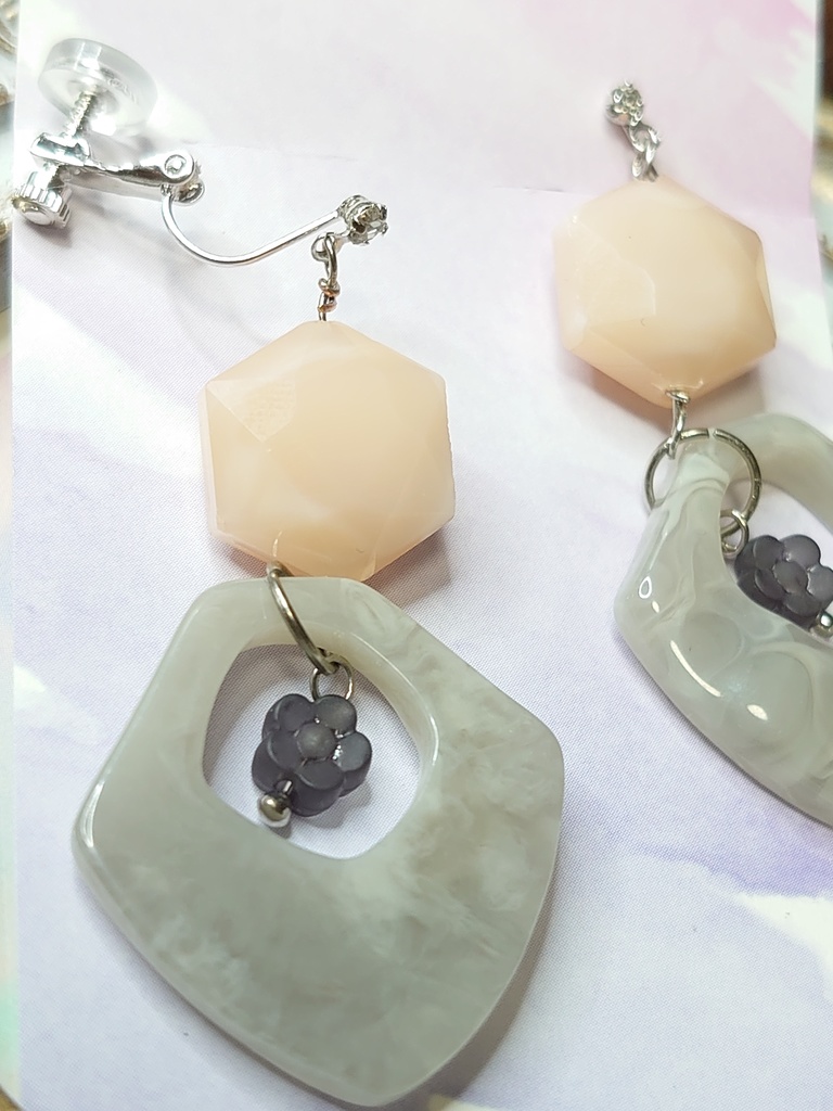 シンプルめなデザインのイヤリング