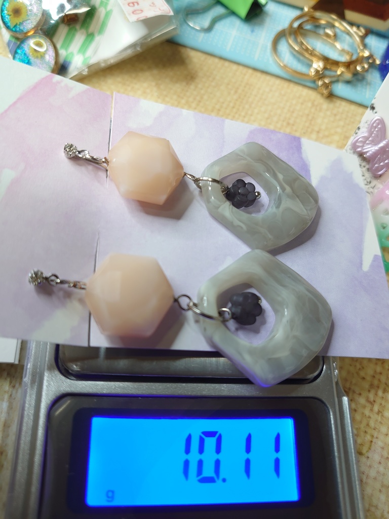 シンプルめなデザインのイヤリング