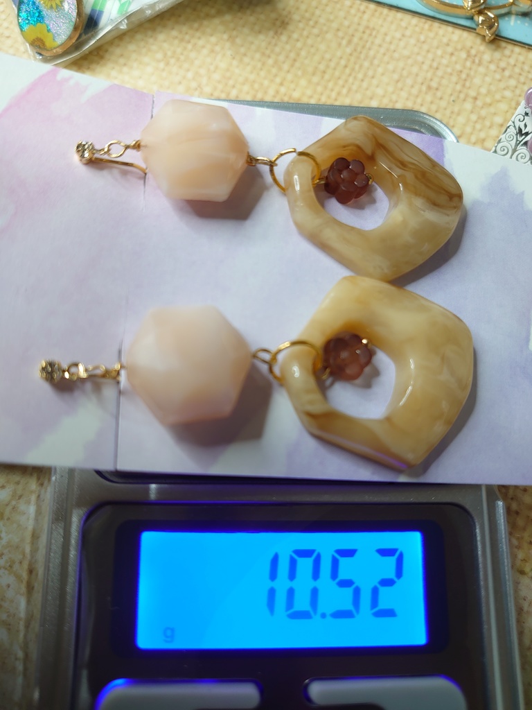 シンプルめなデザインのイヤリング