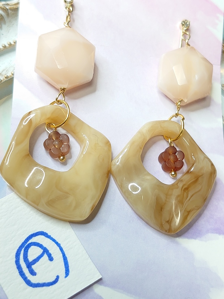 シンプルめなデザインのイヤリング