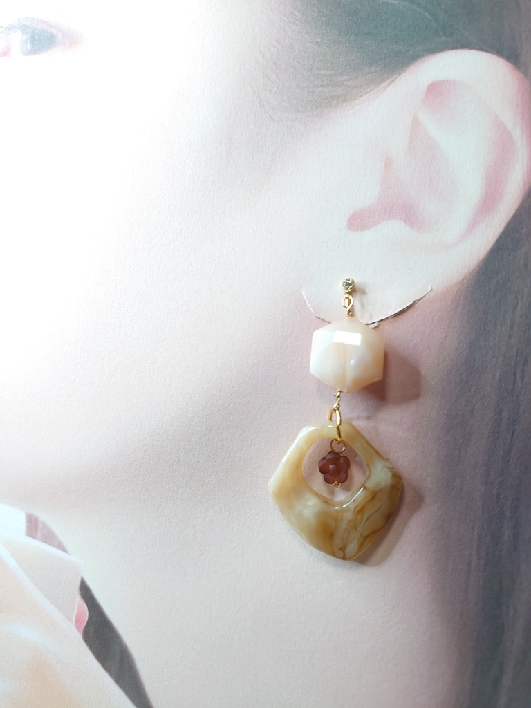 シンプルめなデザインのイヤリング