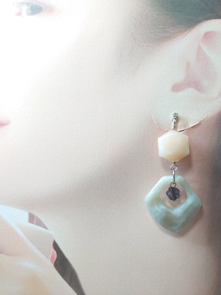 シンプルめなデザインのイヤリング