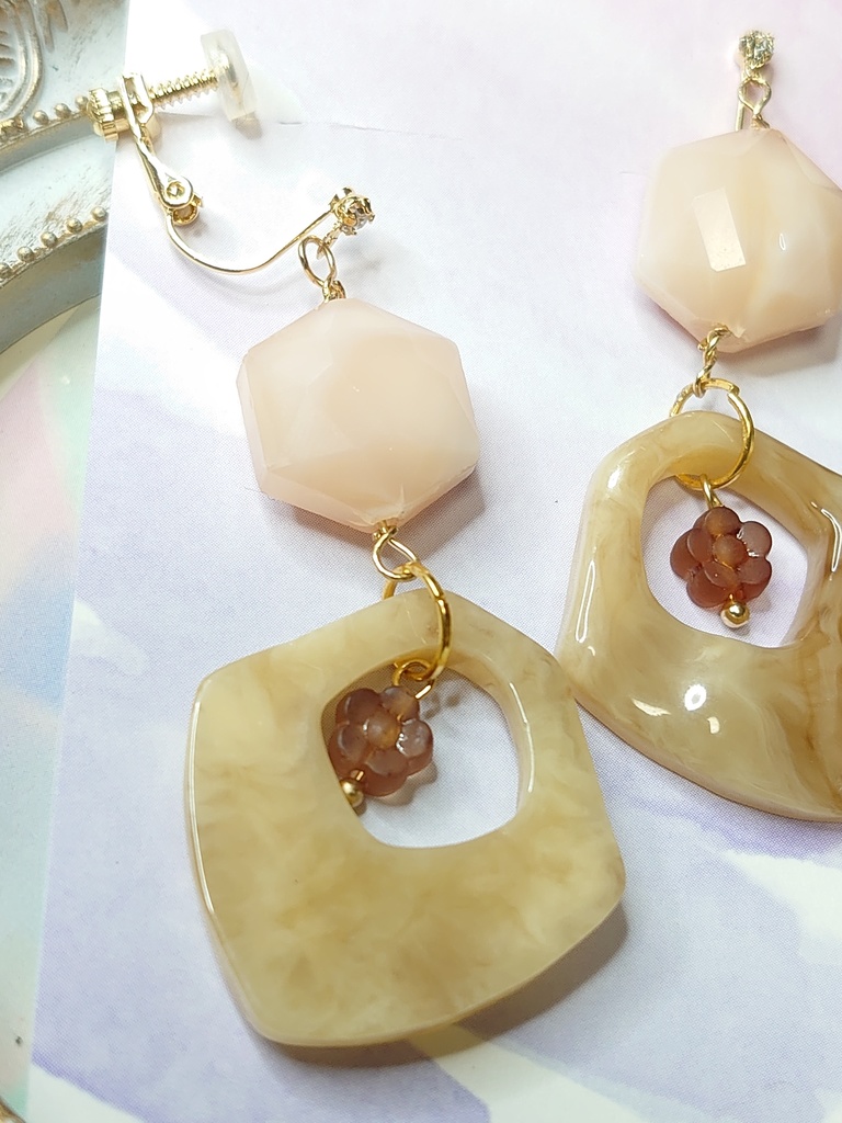 シンプルめなデザインのイヤリング