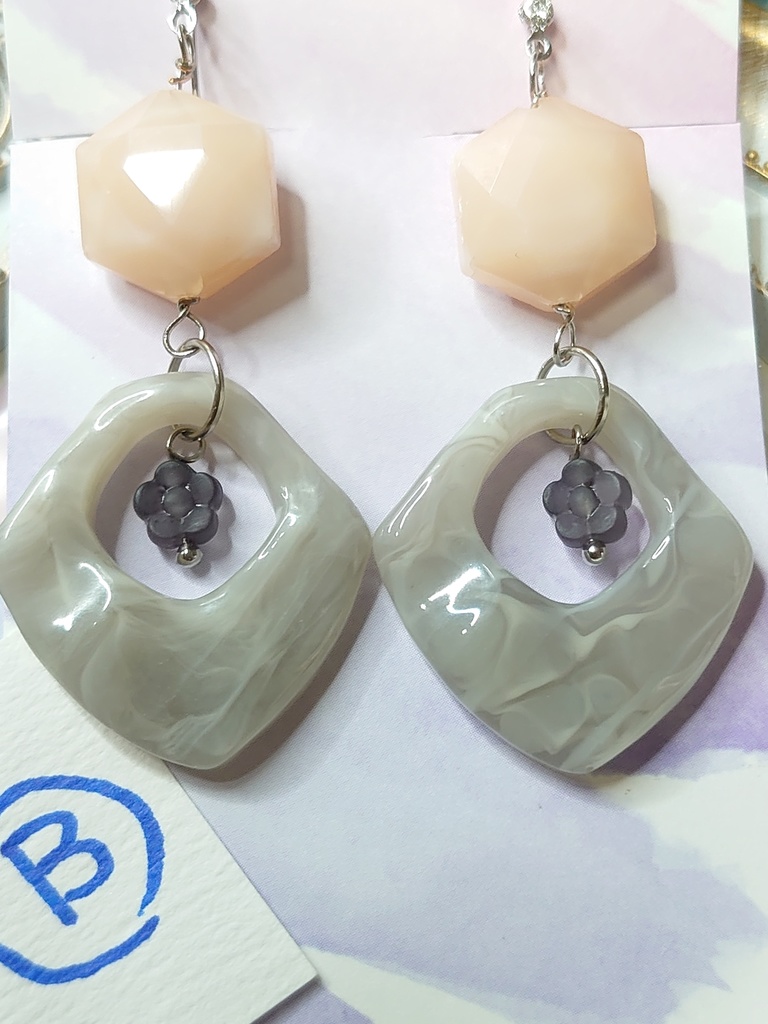 シンプルめなデザインのイヤリング