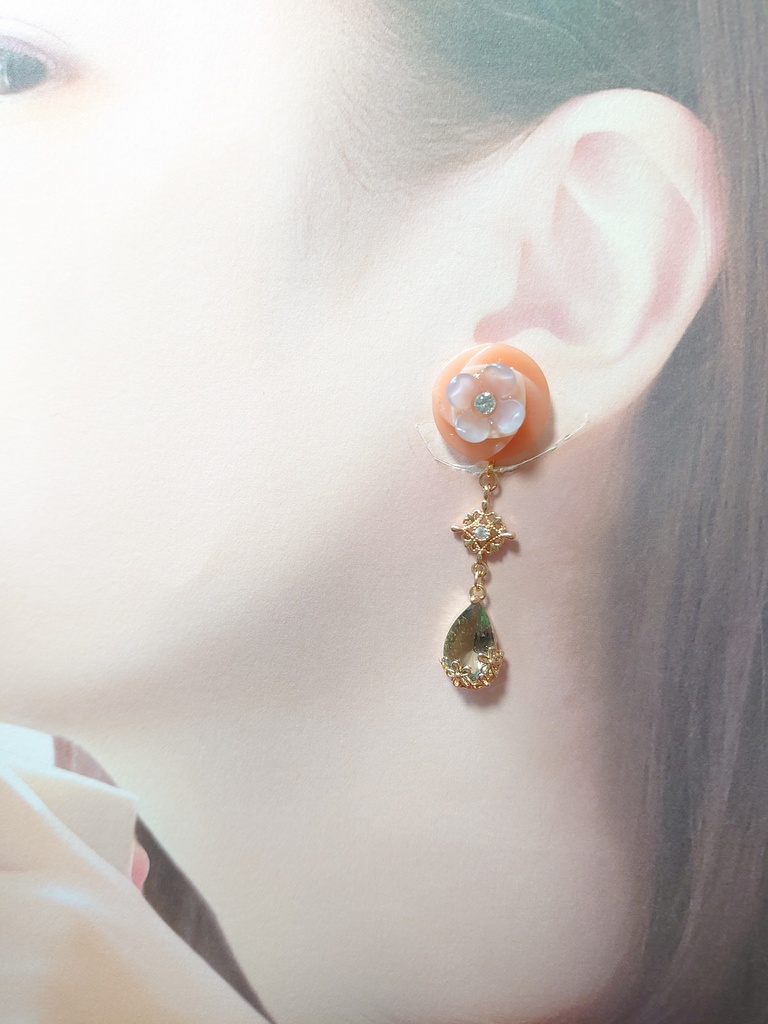 煌びやかな花と雫のイヤリング