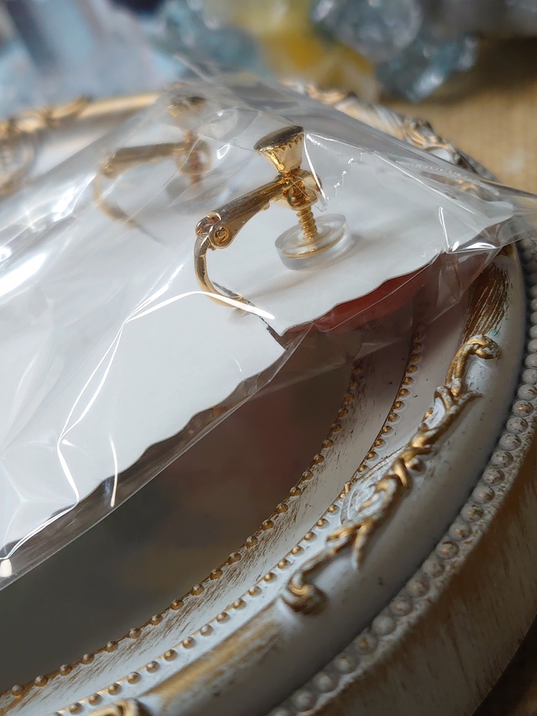 煌びやかな花と雫のイヤリング