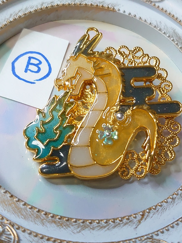 花と竜のキーホルダーorブローチ