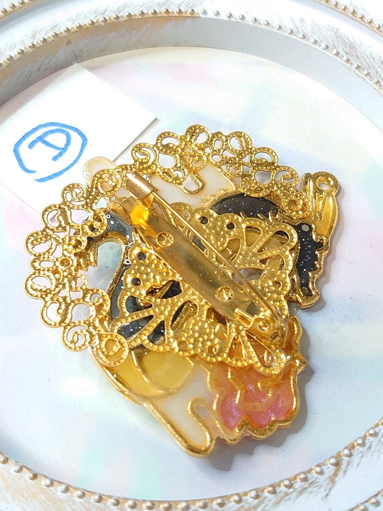 花と竜のキーホルダーorブローチ