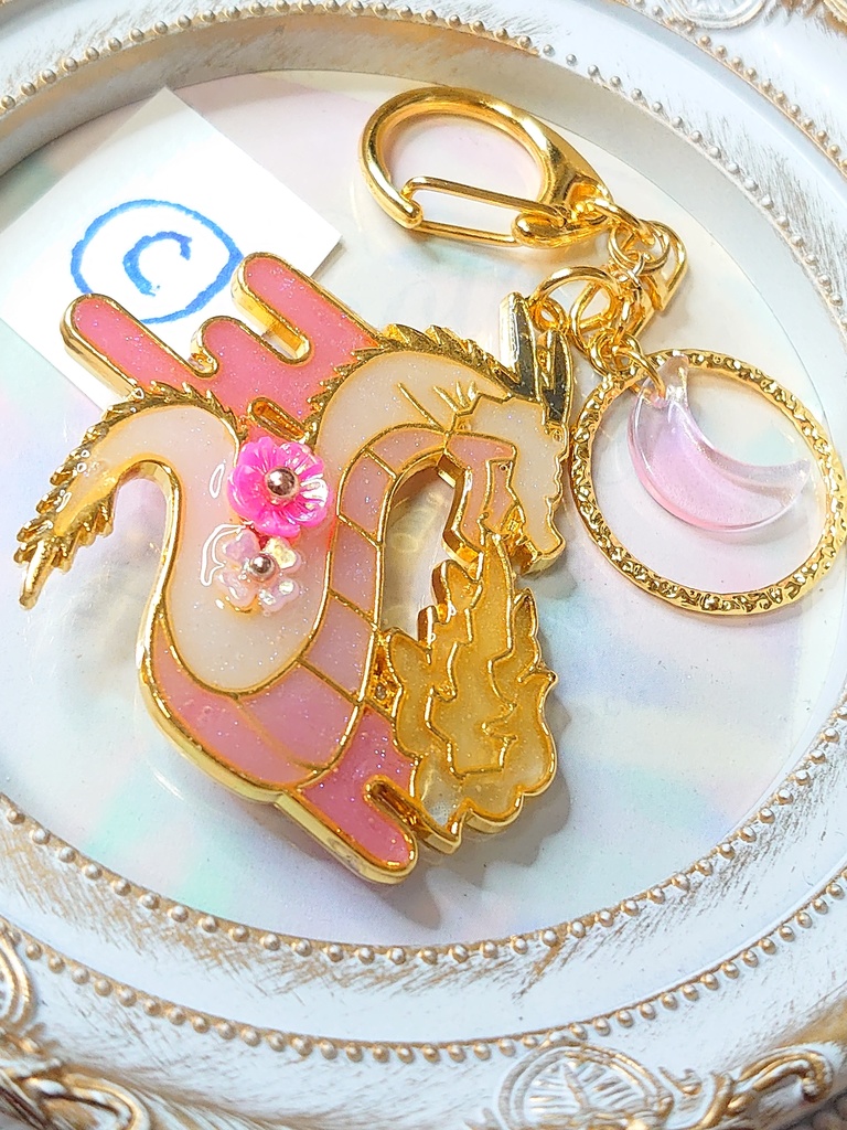 花と竜のキーホルダーorブローチ