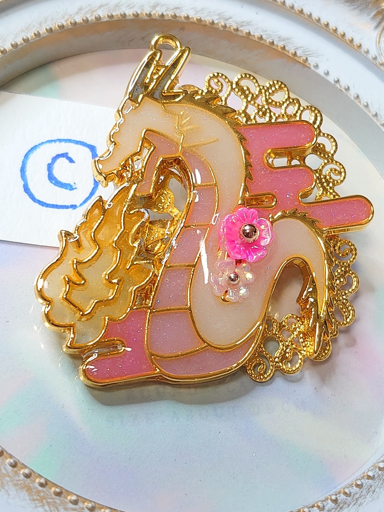 花と竜のキーホルダーorブローチ