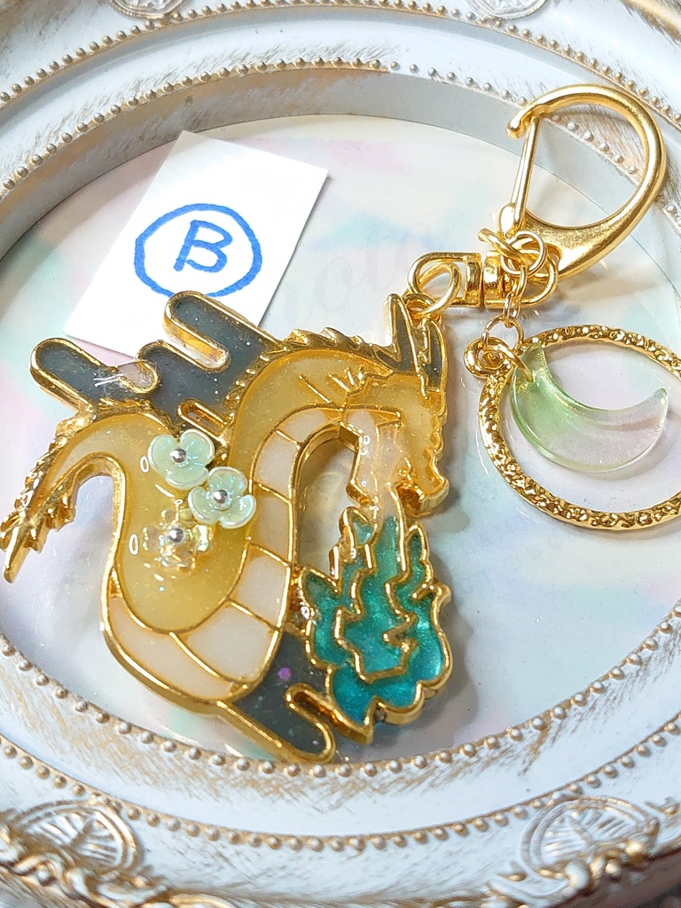 花と竜のキーホルダーorブローチ