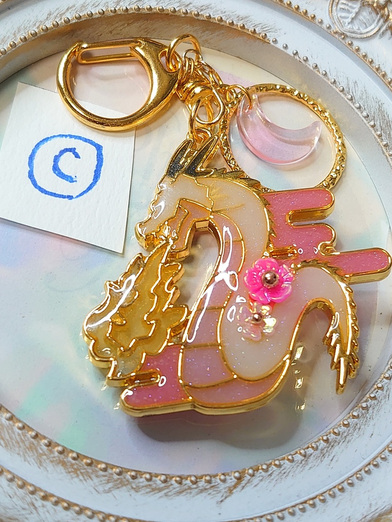 花と竜のキーホルダーorブローチ