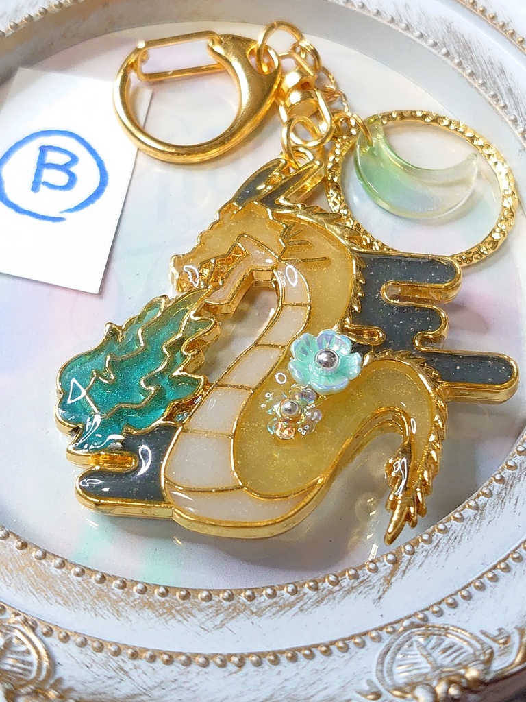 花と竜のキーホルダーorブローチ