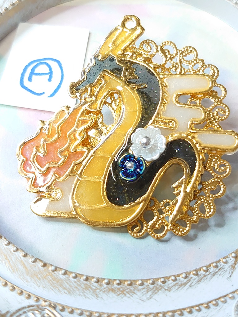 花と竜のキーホルダーorブローチ