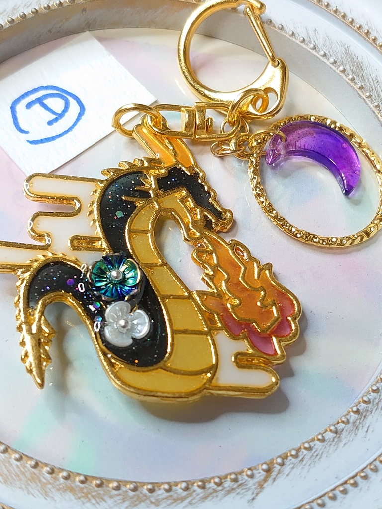 花と竜のキーホルダーorブローチ