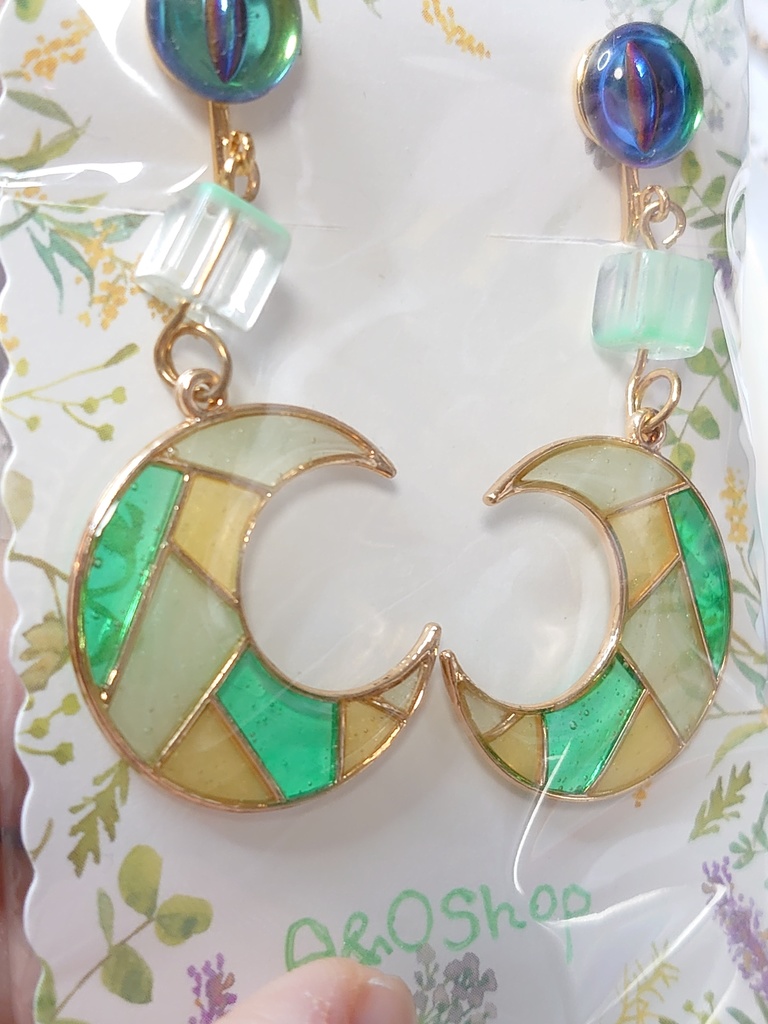 月の瞳イヤリング