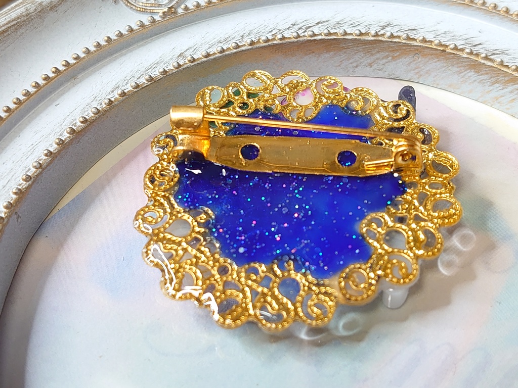 靴下猫と薔薇のブローチ