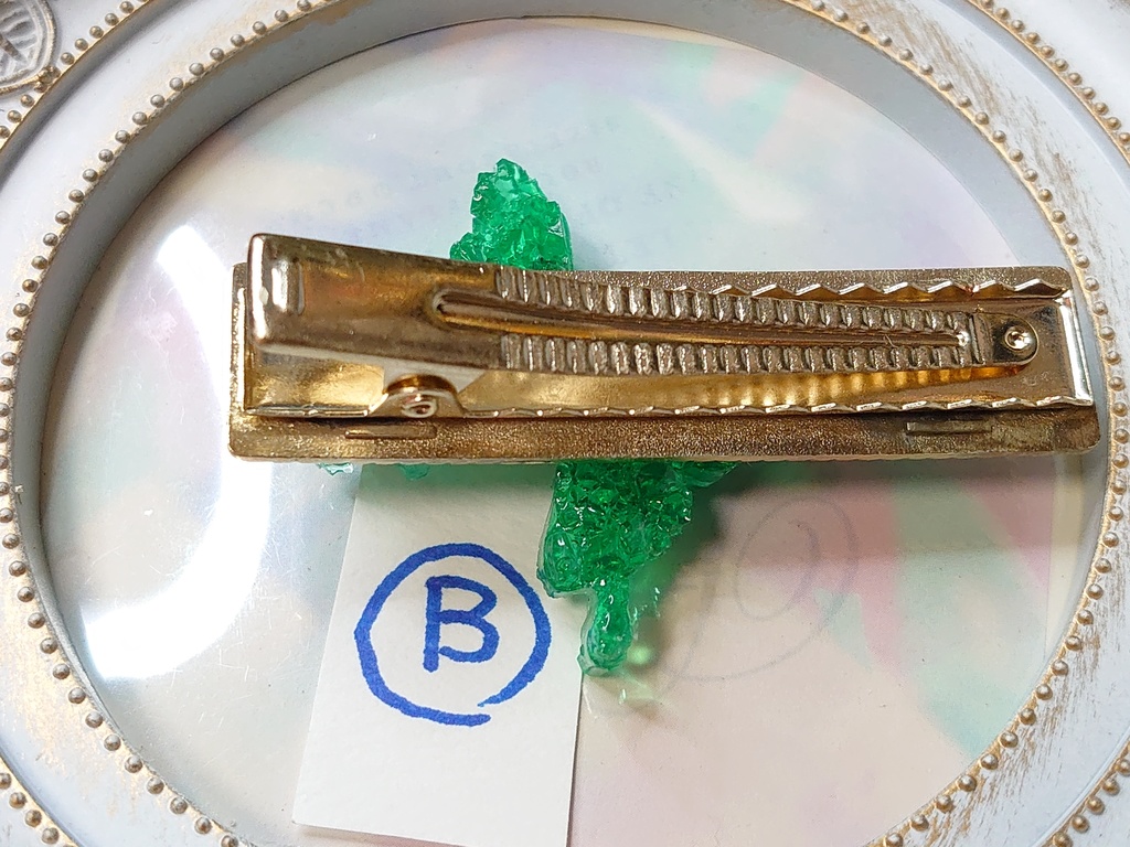 エメラルド蝶のヘアクリップ