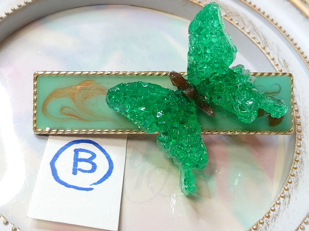 エメラルド蝶のヘアクリップ