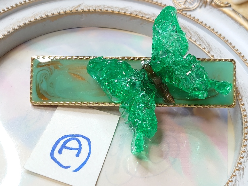 エメラルド蝶のヘアクリップ