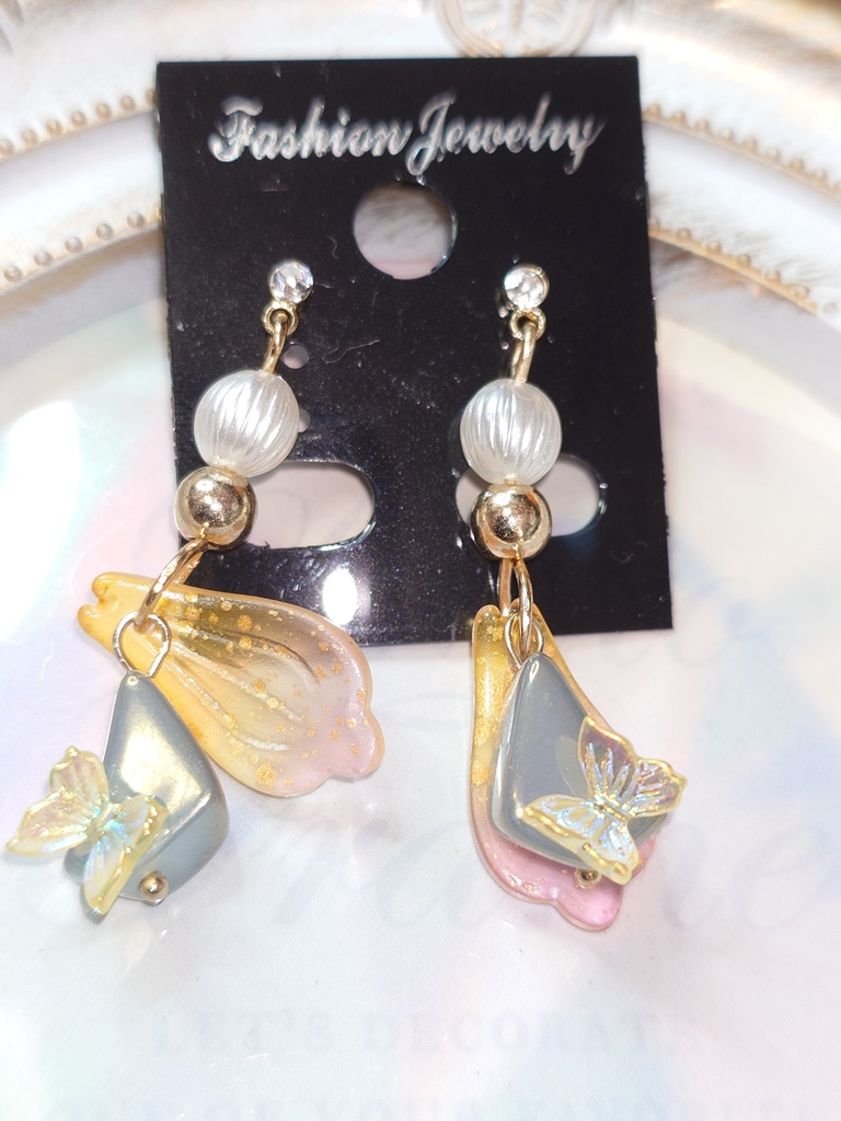 花びらと蝶の欠片ピアス(イヤリング交換可)