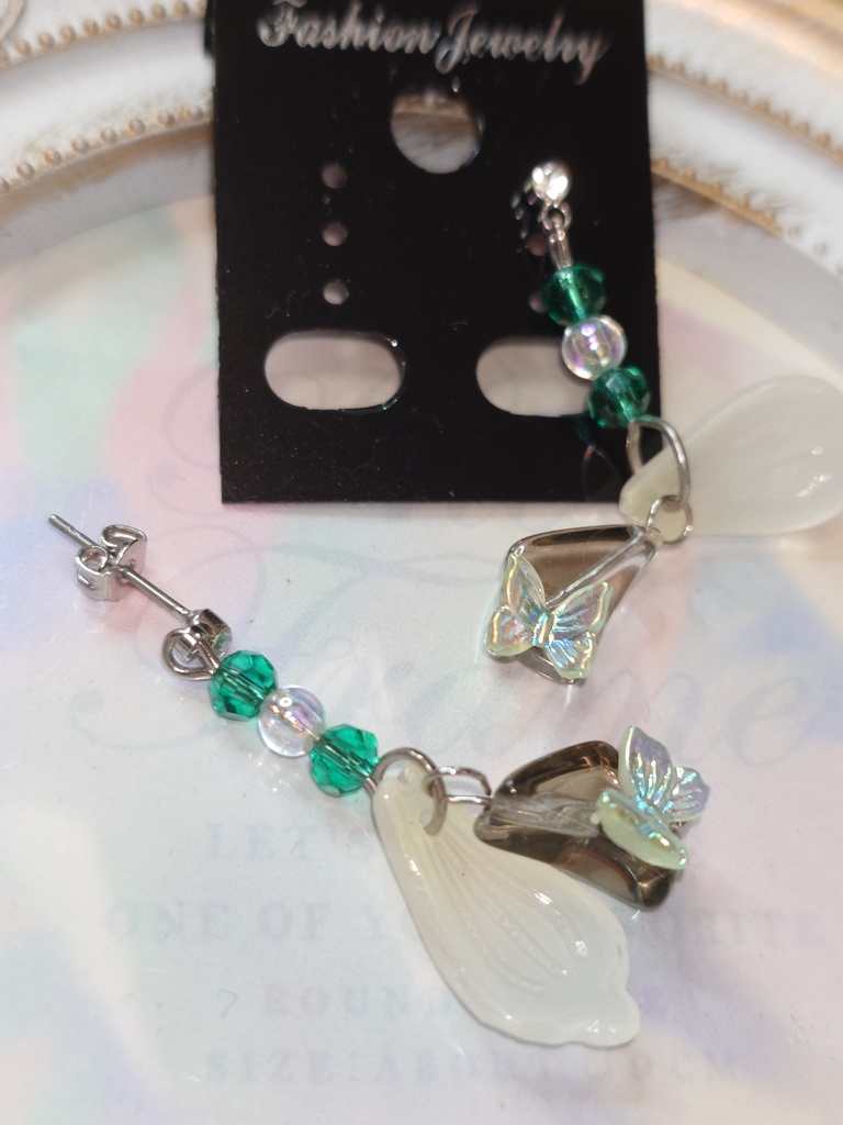 花びらと蝶の欠片ピアス(イヤリング交換可)