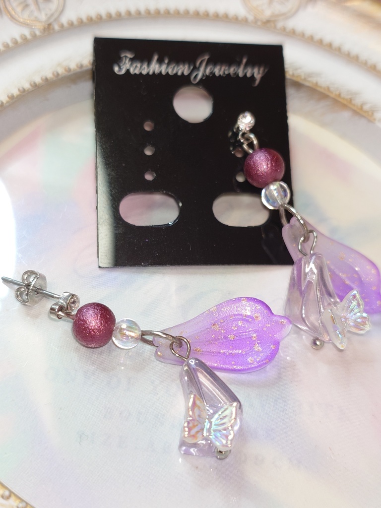 花びらと蝶の欠片ピアス(イヤリング交換可)