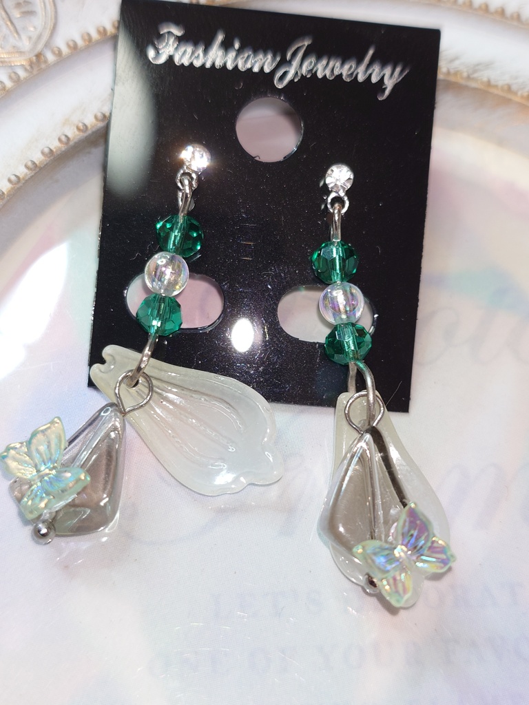 花びらと蝶の欠片ピアス(イヤリング交換可)