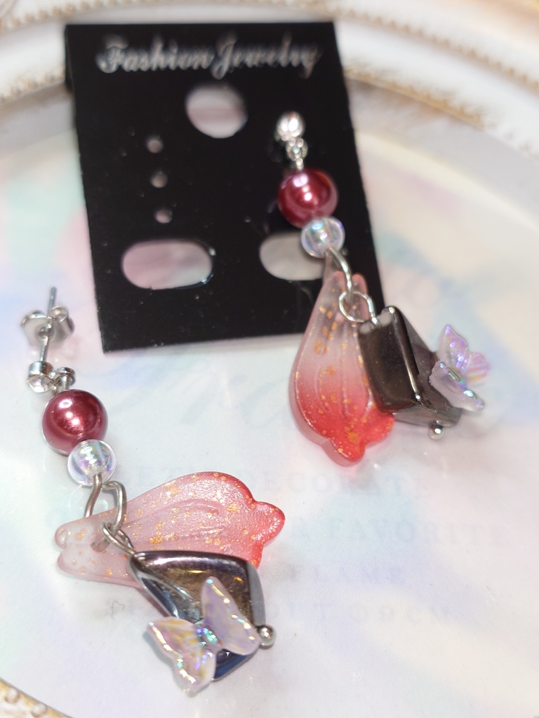 花びらと蝶の欠片ピアス(イヤリング交換可)