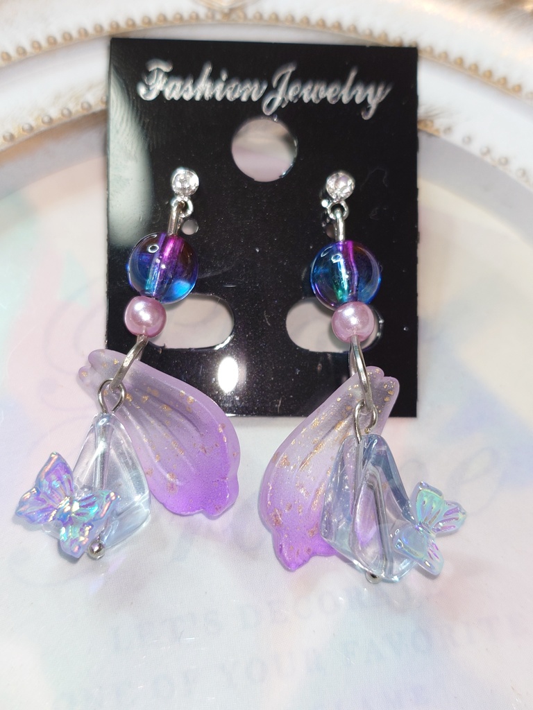 花びらと蝶の欠片ピアス(イヤリング交換可)