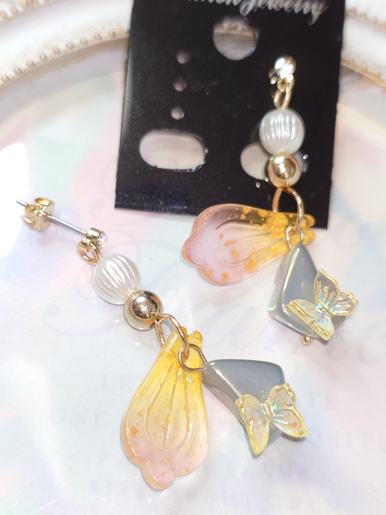 花びらと蝶の欠片ピアス(イヤリング交換可)