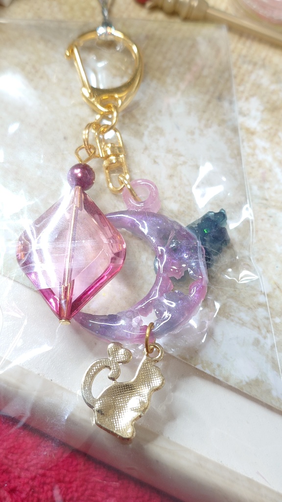 月と白猫のキーホルダー