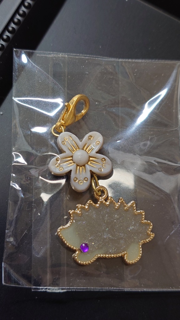 ハリネズミと花のチャーム