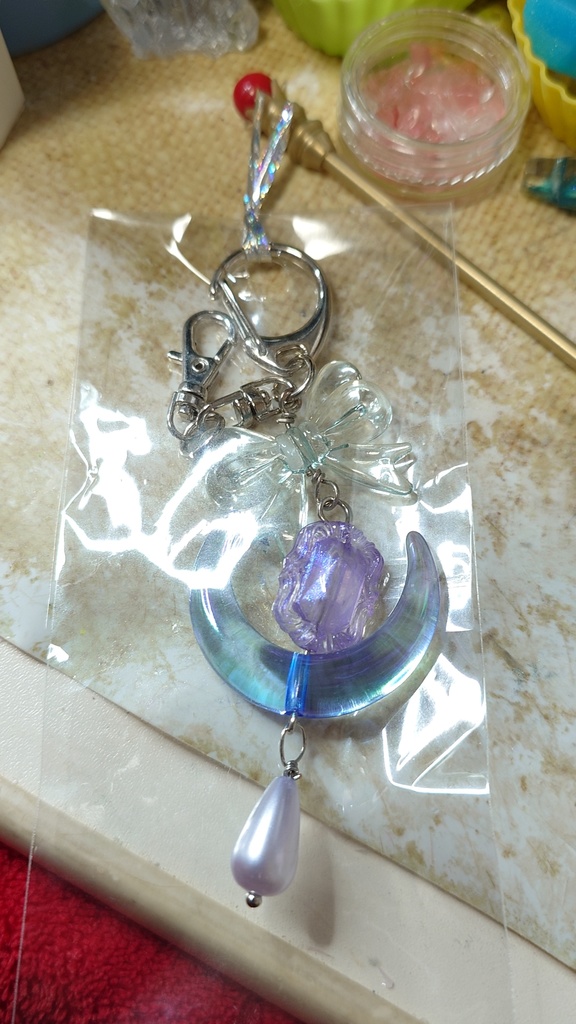 月と宝石のキーホルダー