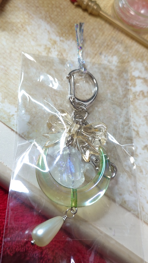 月と宝石のキーホルダー