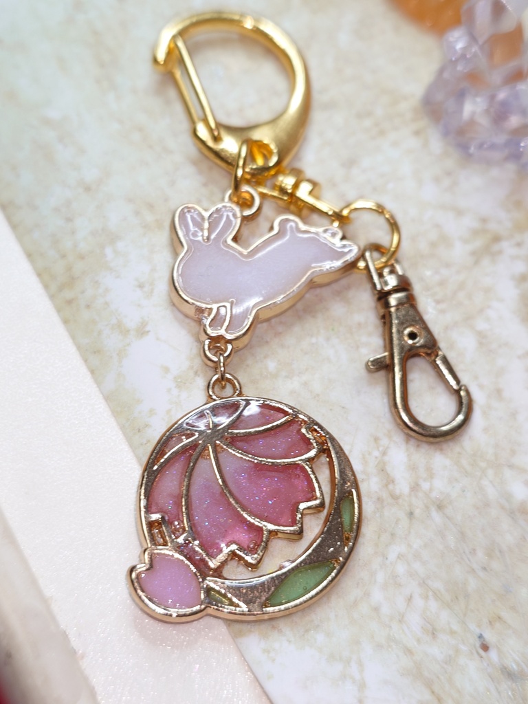 鞠と戯れる兎のキーホルダー