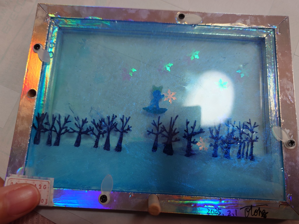 【額縁】クマとたぬきの雪遊び