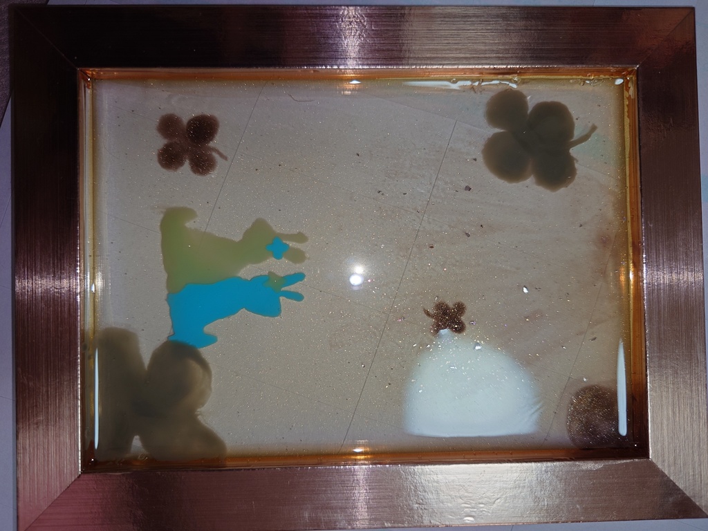 【額縁】幸せのクローバーとうさぎ