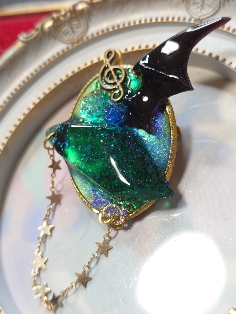 エメラルドグルームのブローチ