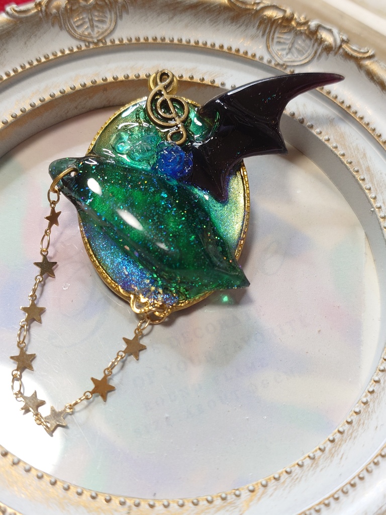 エメラルドグルームのブローチ