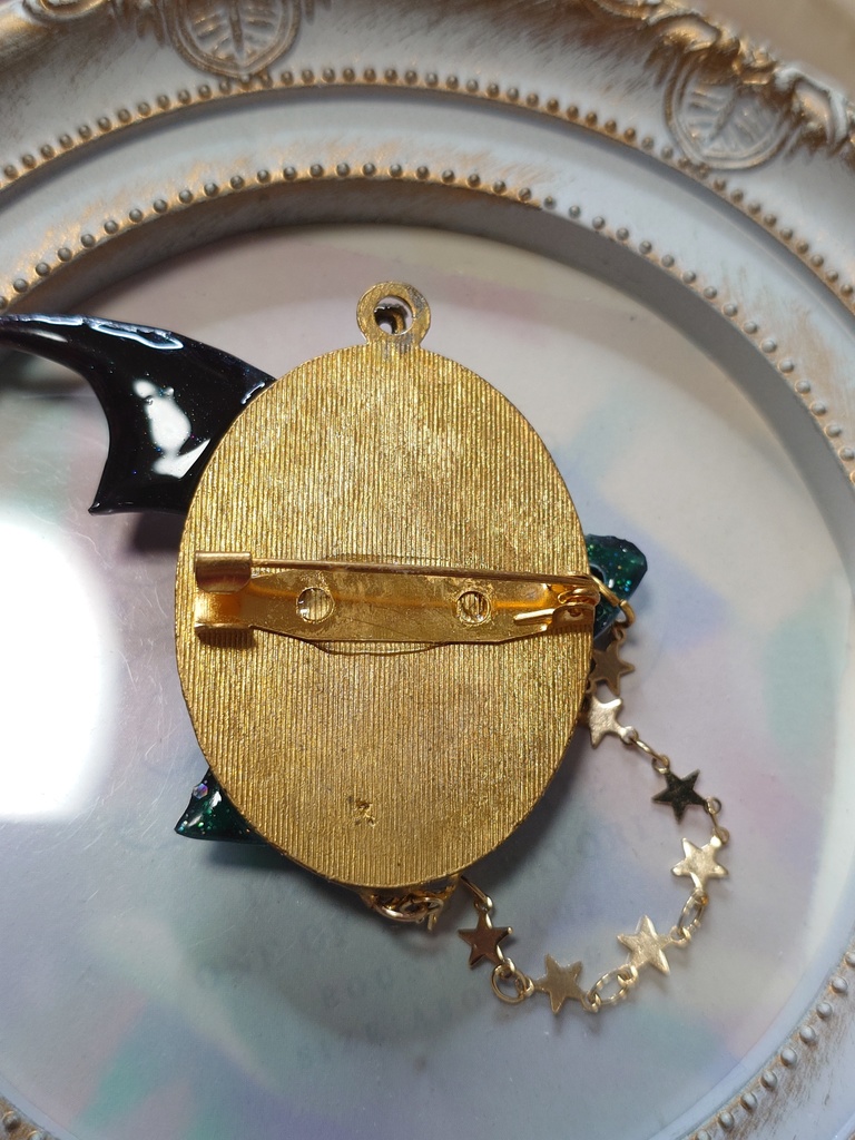 エメラルドグルームのブローチ