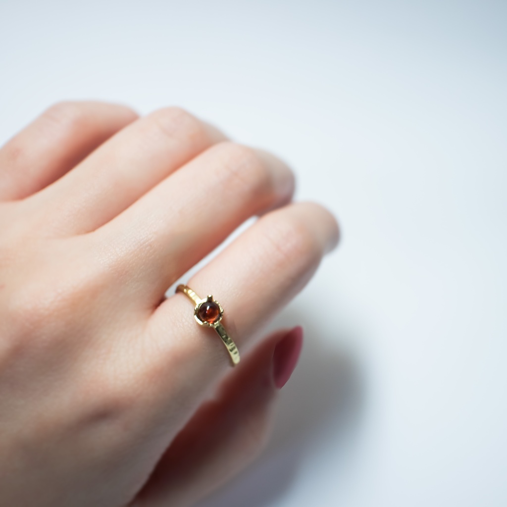 推し色★推し誕生石★天然石 モザンビークガーネットの鎚目ハンマードリング【フリーサイズ】