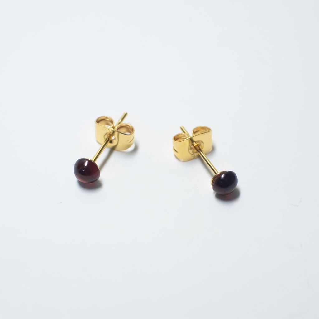 推し色★推し誕生石★ 天然石 モザンビークガーネットの小粒ピアス【サージカルステンレス 金属アレルギー対応】