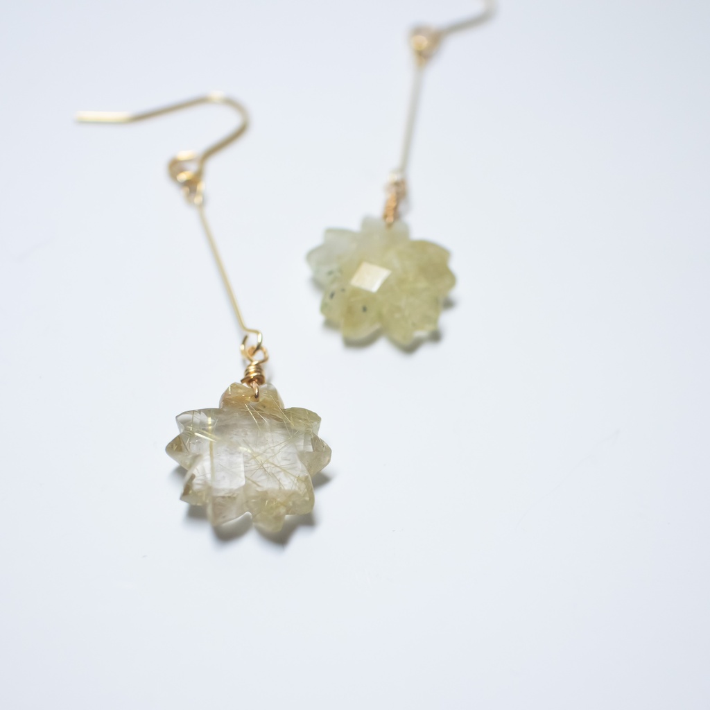 天然石 ルチルクォーツのフラワーピアス / イヤリング【金具変更可能】金属アレルギー対応