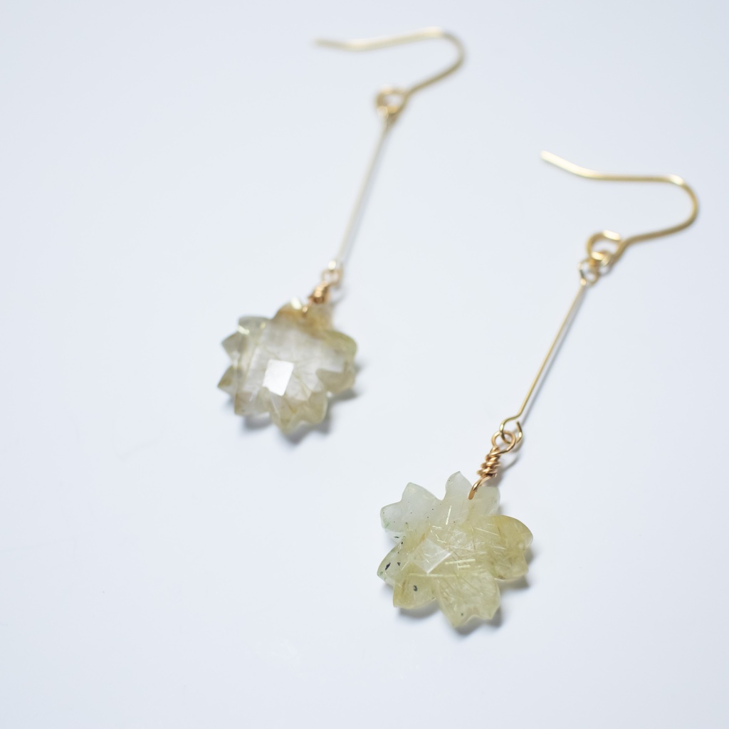 天然石 ルチルクォーツのフラワーピアス / イヤリング【金具変更可能】金属アレルギー対応