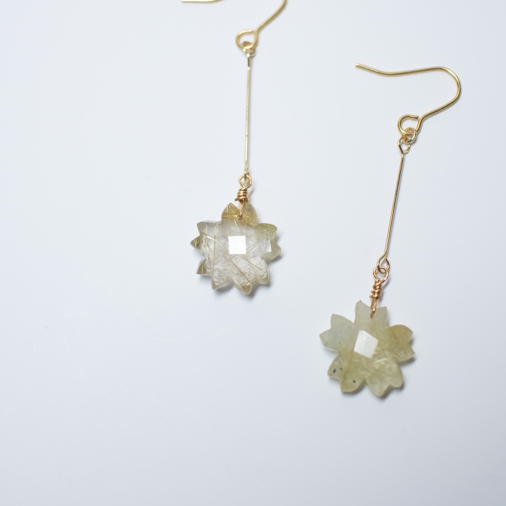 天然石 ルチルクォーツのフラワーピアス / イヤリング【金具変更可能】金属アレルギー対応