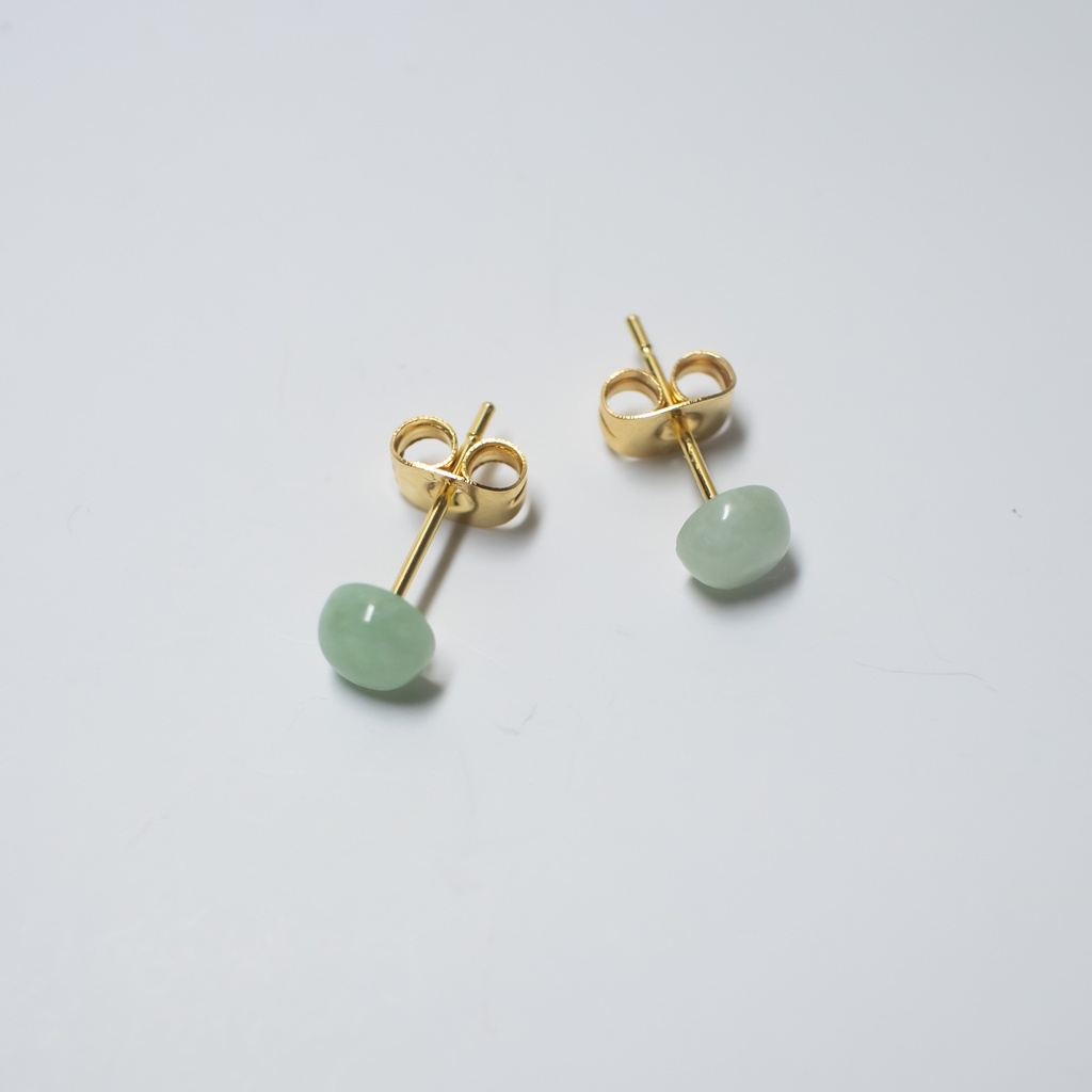 推し色★推し誕生石★ 天然石 ビルマ翡翠の小粒ピアス (ジェイタイト)【サージカルステンレス 金属アレルギー対応】
