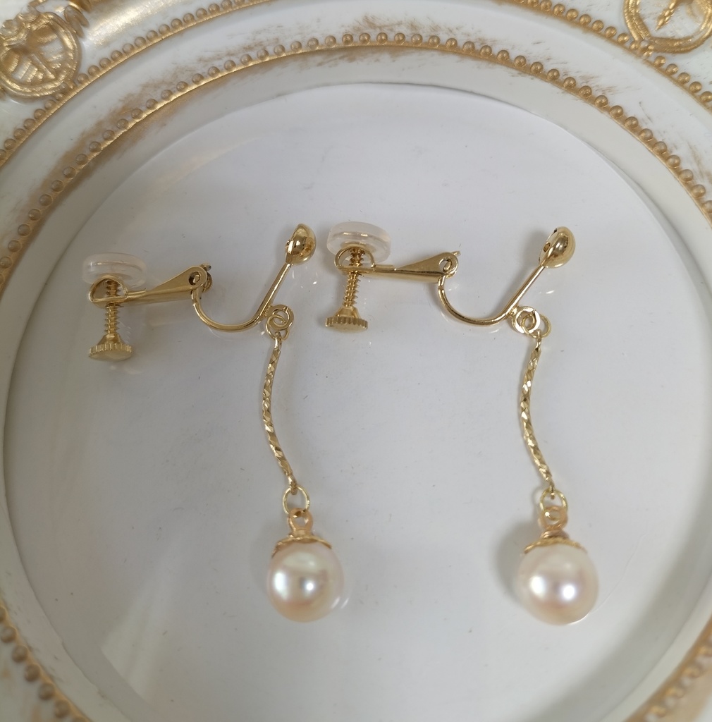 あこや真珠(日本産)のネジバネ式イヤリング