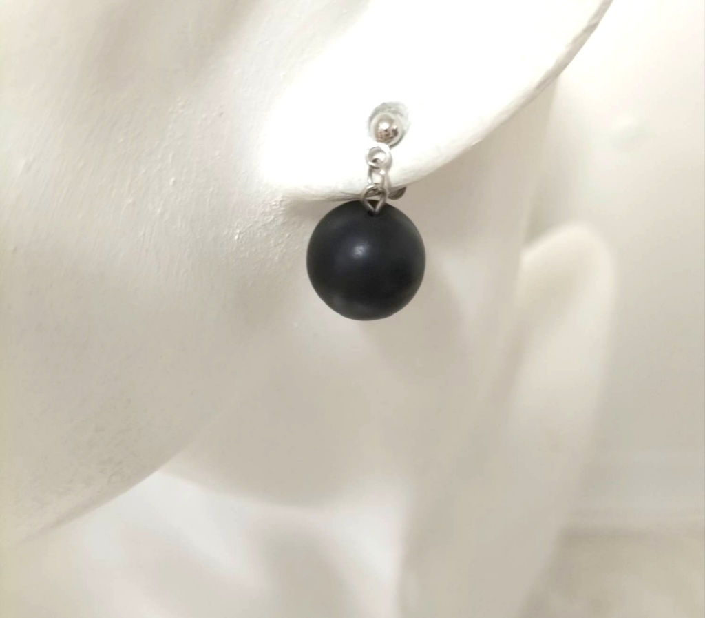 天然石ジェット、約12ミリ珠のチタン製のピアス